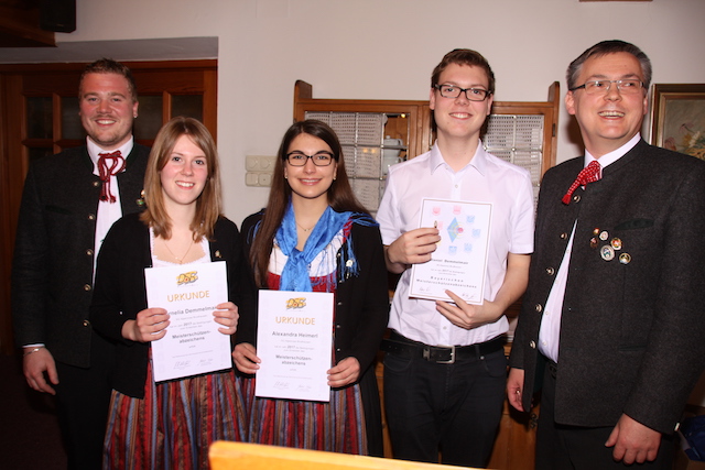 l. Schützenmeister Tobias Sperl (li) überreichte mit seinem Stellvertreter Andreas Demmelmair (re) die Meisterschützenabzeichen samt Urkunden an Conny Demmelmair, Alexandra Heimerl und Daniel Demmelmair